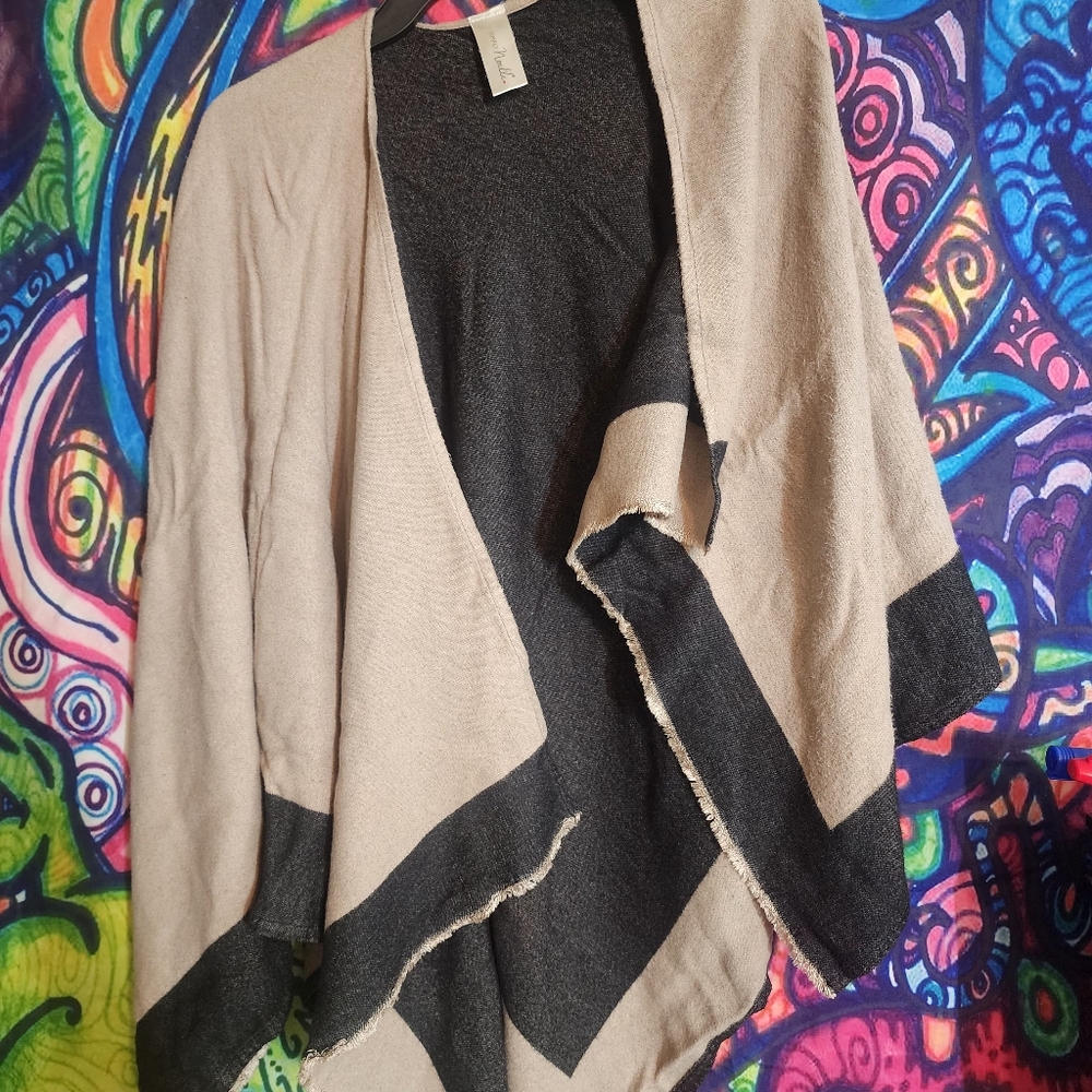 NWOT, Simply Noelle Beige and Black Womens Shaw